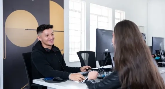 Asesor con estudiante en la universidad
