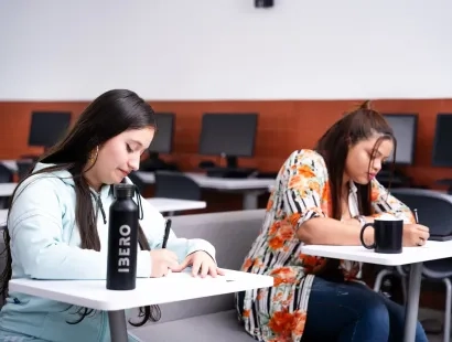 Estudiantes en talleres de nivelación de inglés
